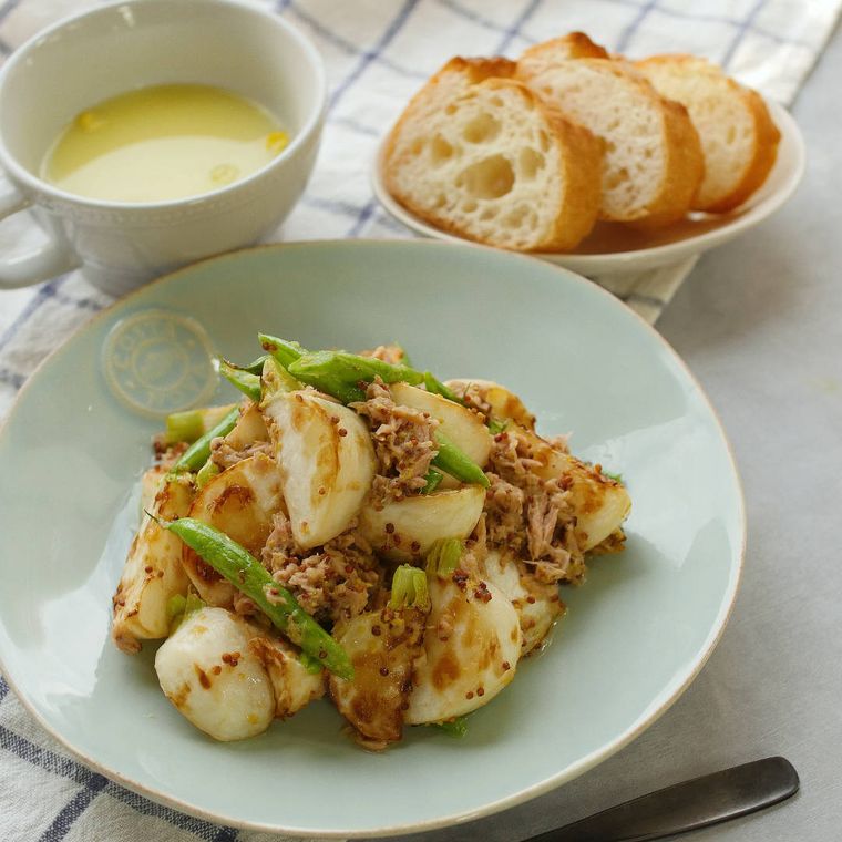 白い丸プレートに盛り付けられたツナマスタードの焼きかぶサラダ