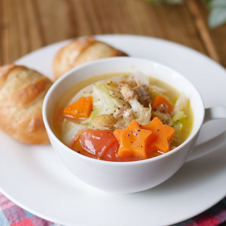 白いスープカップに入ったたっぷり野菜とツナの大豆スープ