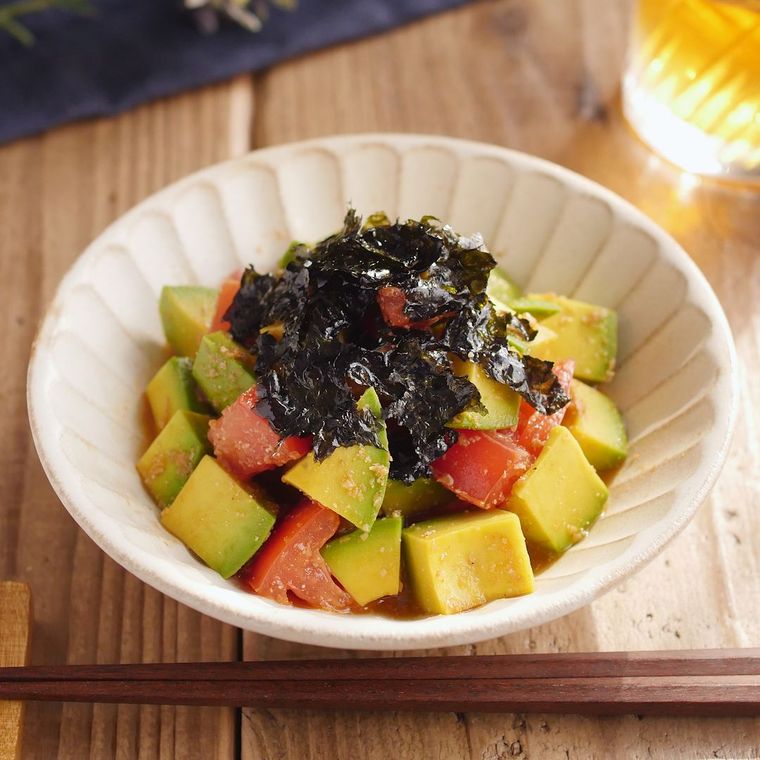 白い器に盛り付けられたトマトとアボカドの韓国風胡麻和え