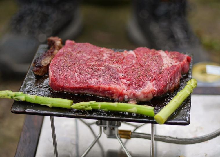 ヨコザワテッパンを使ってステーキを焼いている様子