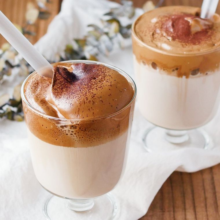 グラスに入れてストローをさしたタルゴナコーヒー