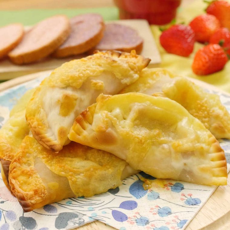 餃子の皮で作るカルツォーネ風おつまみ