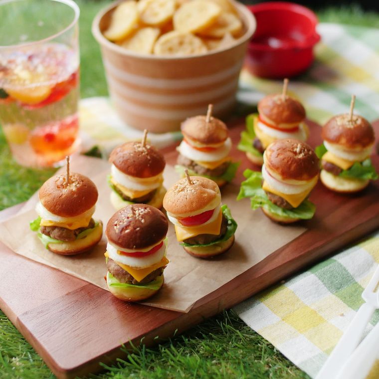 木のボードにのったたくさんのミニサイズバーガー