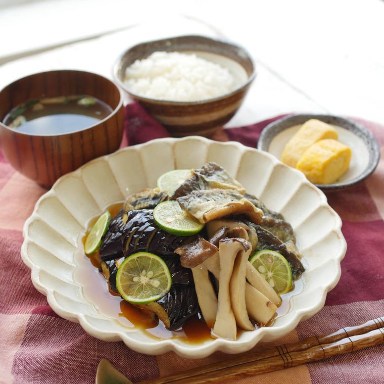 白い器に盛られたさんまとなすの揚げ浸しとご飯、みそ汁の食卓