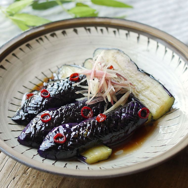 和皿に盛られたなすの南蛮漬け