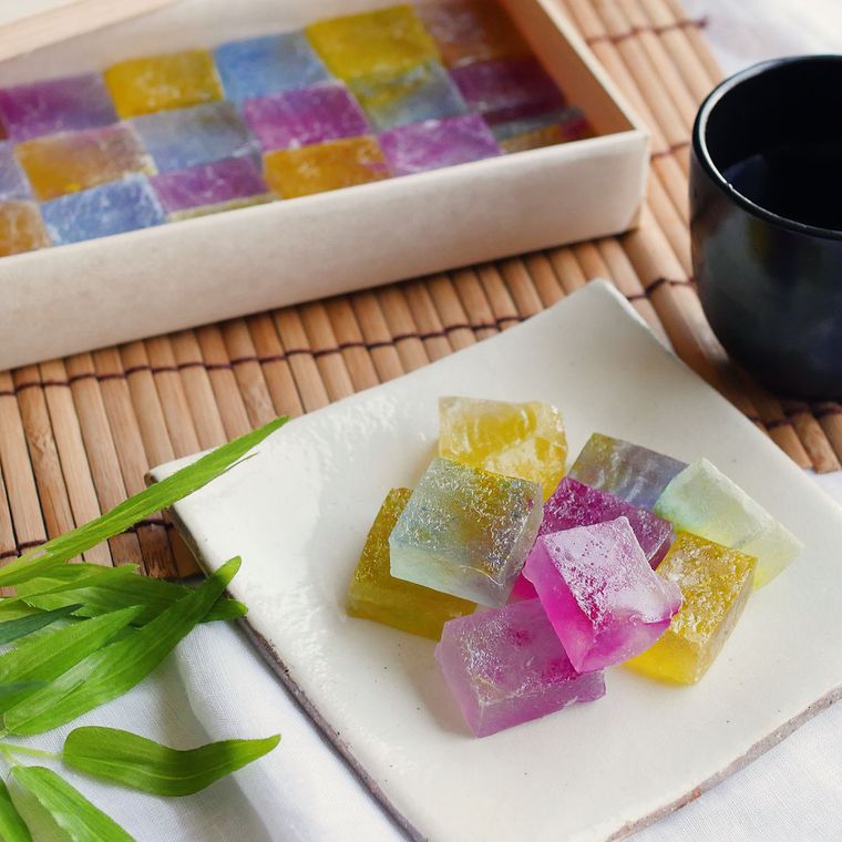 箱と白い皿に盛られた、カラフルな琥珀糖