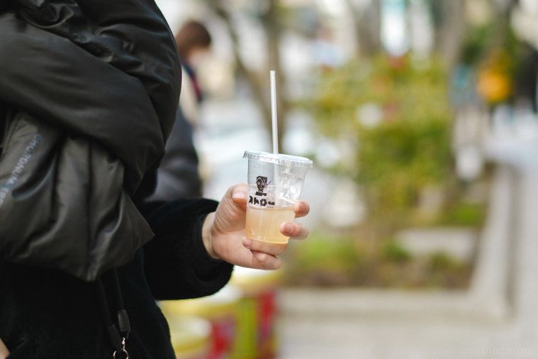 バーストローのロゴが入ったカップを持った人