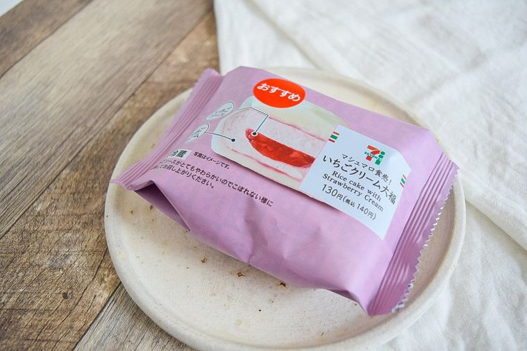 念願の再販!セブン「マシュマロ食感!いちごクリーム大福」は衝撃のふわっふわ食感の画像