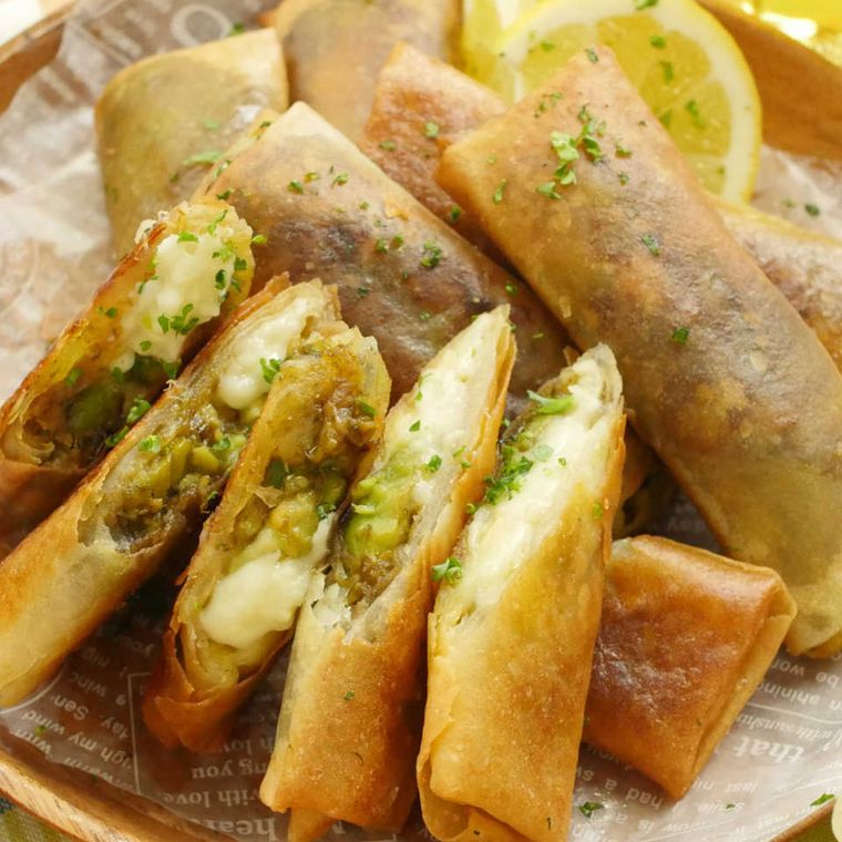 アボカドとチーズ、海苔の佃煮を包んで揚げ焼きした春巻き