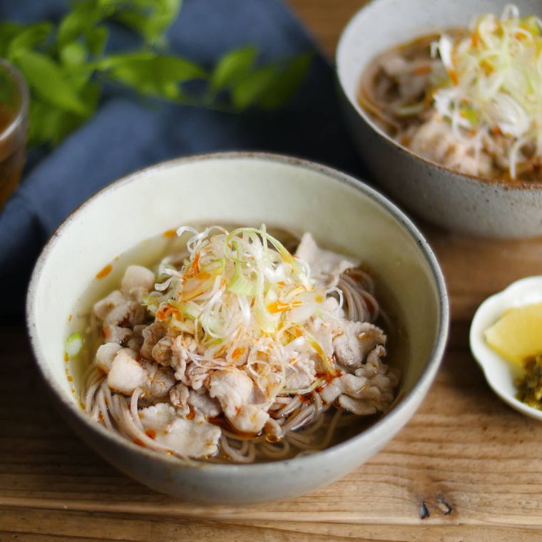 深めの丼に入った塩だし肉そば
