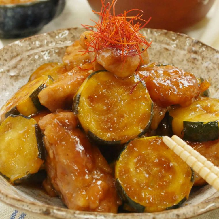 茶色い皿に盛った鶏肉とズッキーニの黒酢炒め