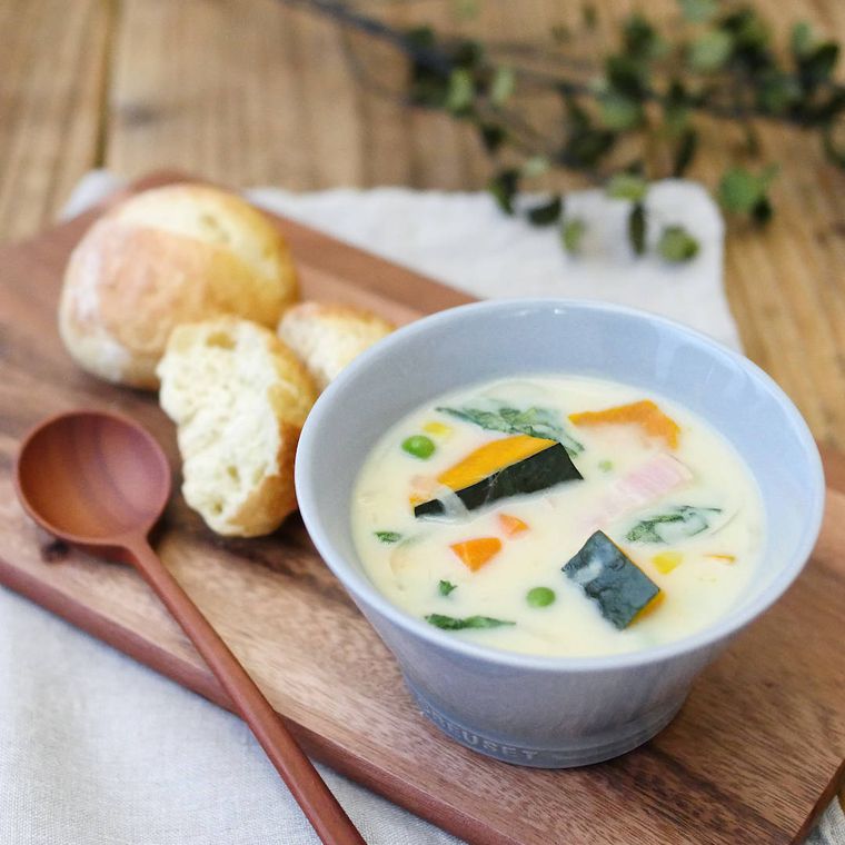 水色の椀に盛り付けられた野菜のミルクスープ