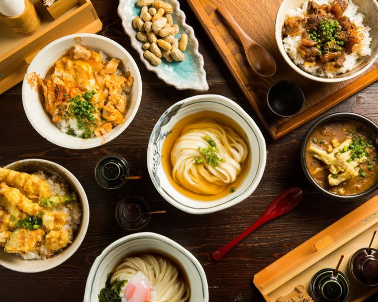 丼もの うどん てんてこのうどんや丼が並んだテーブル