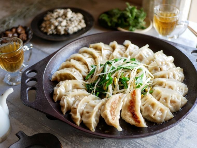 鉄板焼きの餃子パーティーの様子