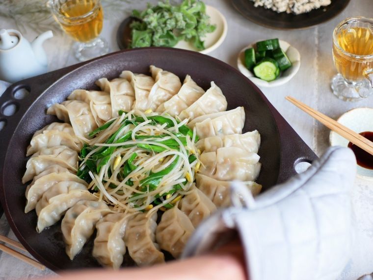 餃子の鍋をならべているところ