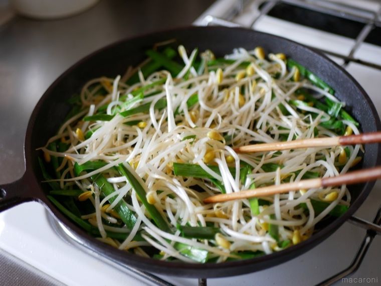 もやしとにらの野菜炒めを作っているところ