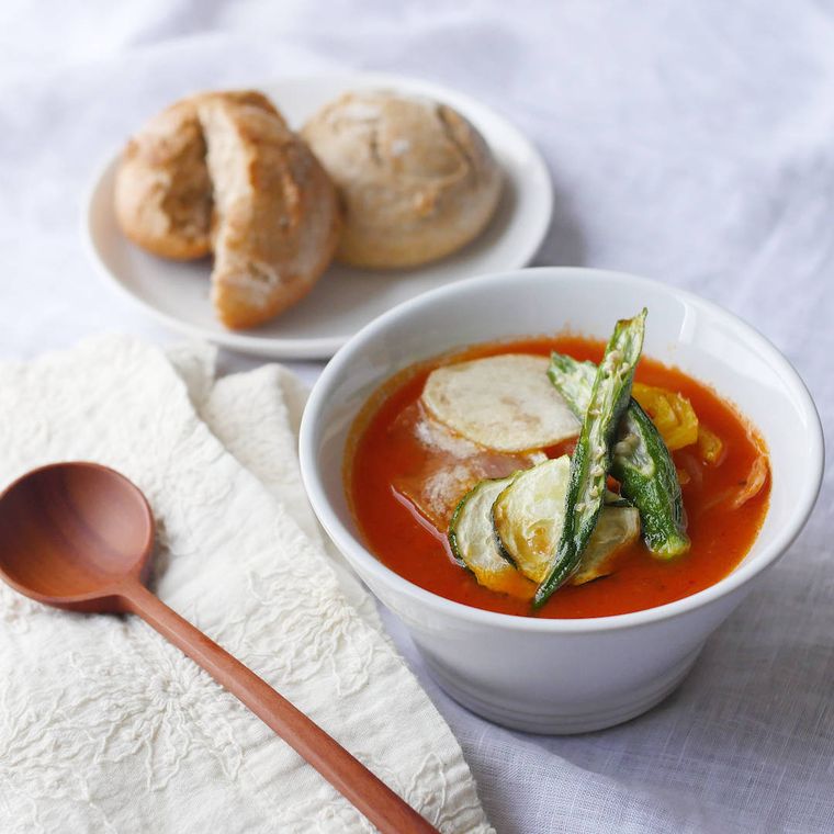 白いスープボウルに入ったたっぷり野菜のトマトスープ