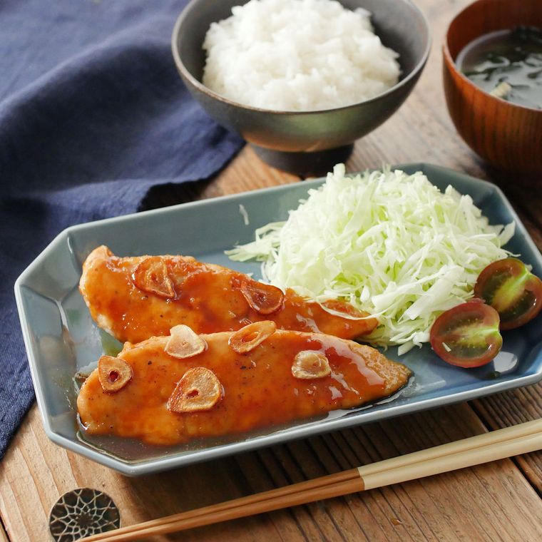 水色のプレートに盛り付けられたささみのガリバタしょうゆソテー