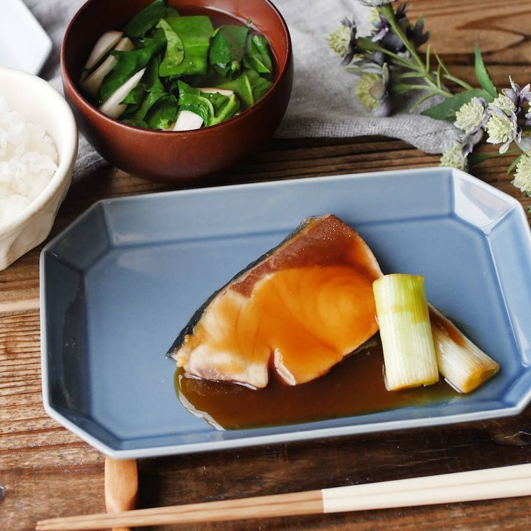 水色のプレートに盛り付けられたぶりの照り焼き