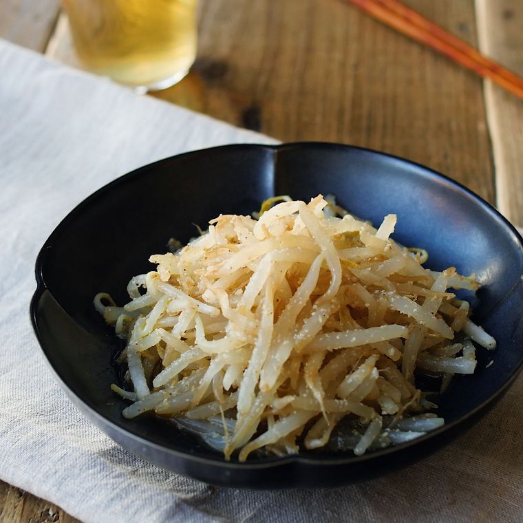 黒い器に盛り付けられたもやしナムル