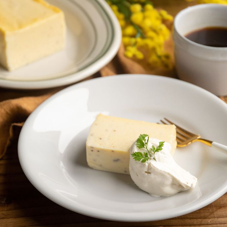 皿に盛られたチーズケーキとホイップクリーム