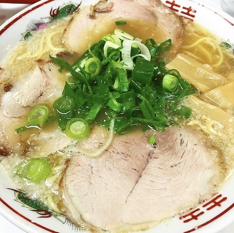 チャーシュー3枚、メンマ、青ネギなどが乗ったいいちょのラーメン