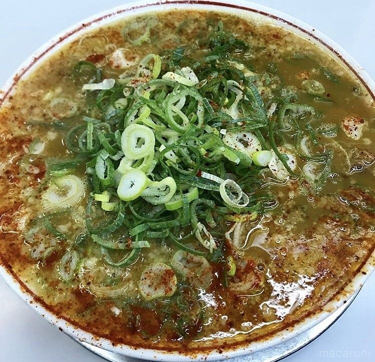 大量の一味唐辛子がかかり、青ネギなどが乗ったタンポポのラーメン