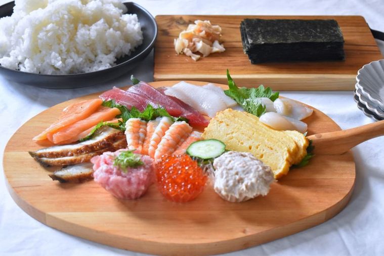「スシロー手巻セット」と酢飯を盛り付けた様子