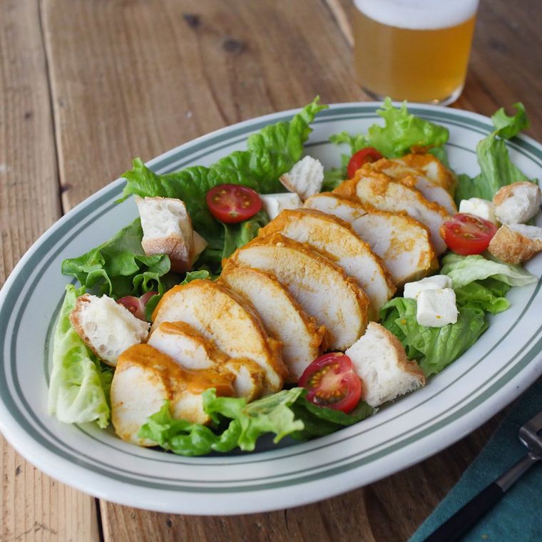 器に盛られたタンドリーサラダチキン