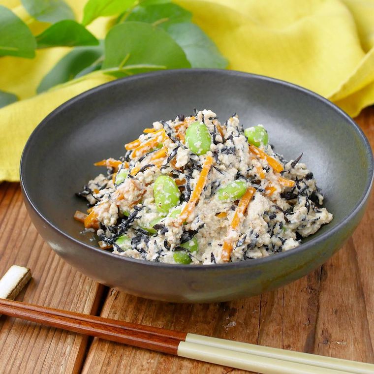 黒い小鉢に盛られたひじきやにんじんや枝豆の白和え