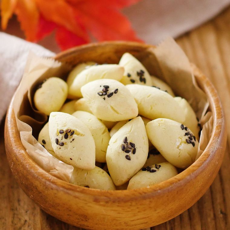 木製ボウルに盛られたグルテンフリーのおさつボーロ