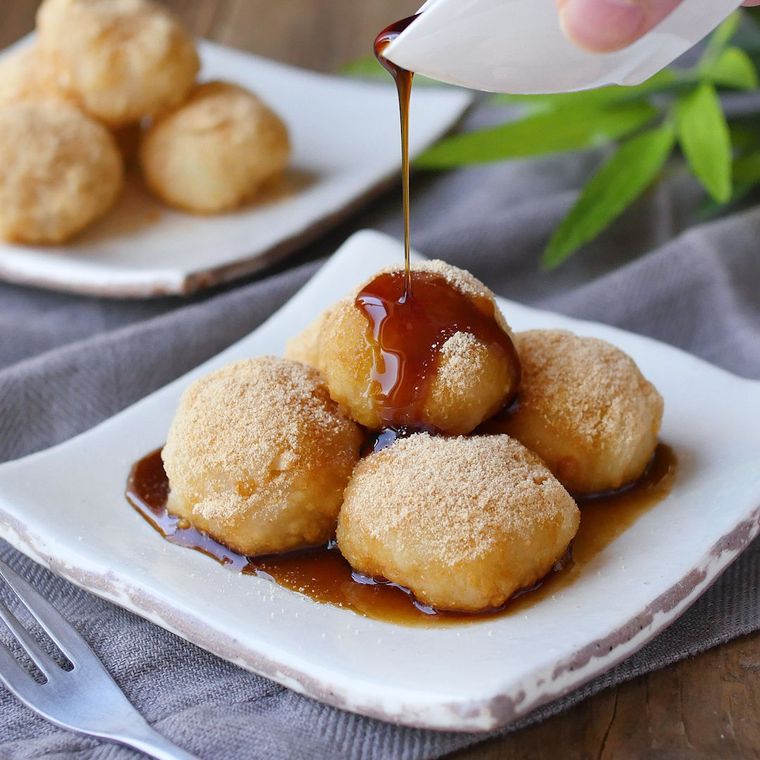 糖質オフヘルシーきな粉もちが四角い小皿に盛り付けられ黒蜜を上からかけている様子