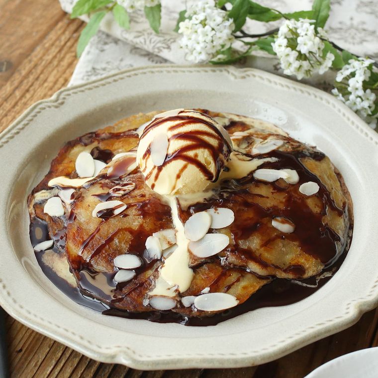 バニラアイス、チョコソース、アーモンドスライスをトッピングした焼き立てのバナナ餅