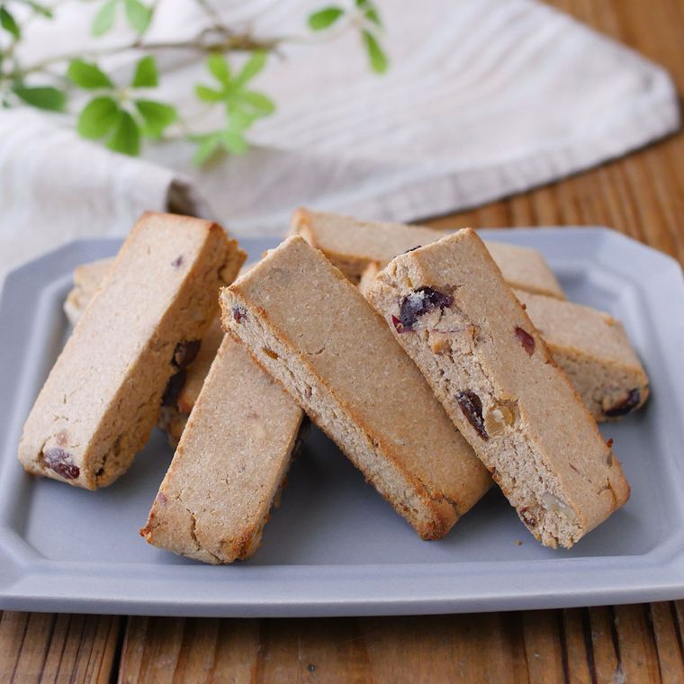 ライトグレーの皿に長方形の手作り大豆バーが8本盛り付けられている