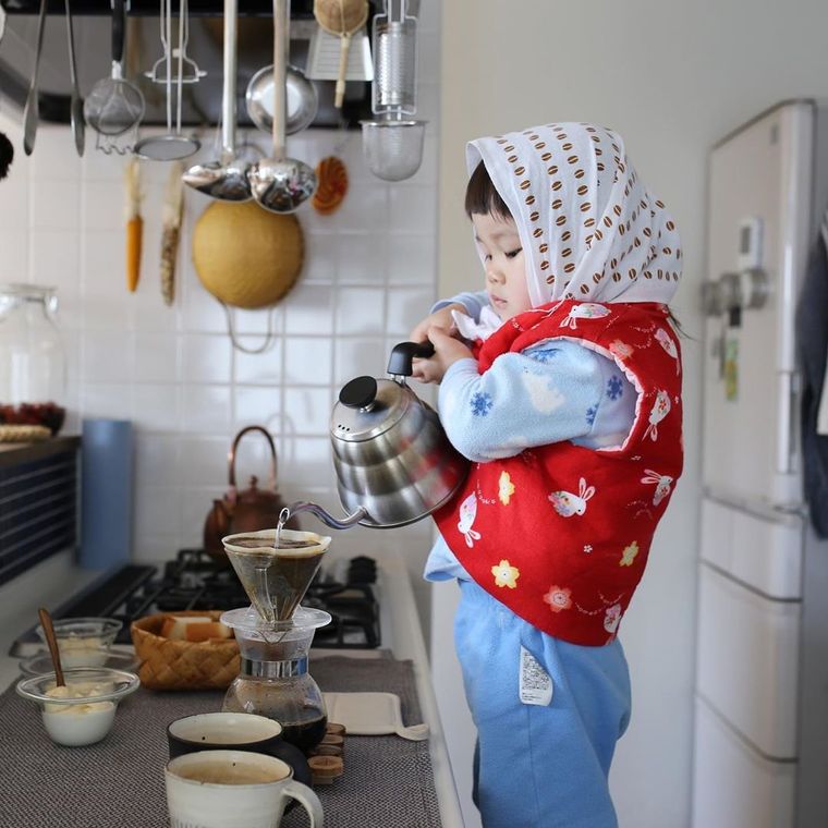 小さい子供がコーヒーをドリップしている様子