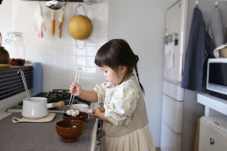 白玉ぜんざいをつくっている子供