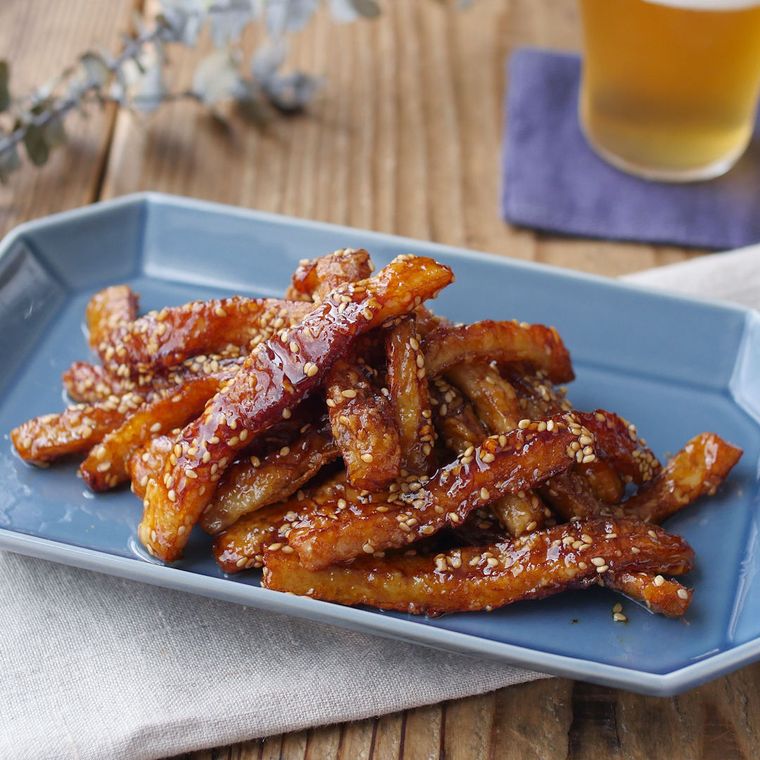 水色の八角皿に盛り付けた甘辛ちくわスティック