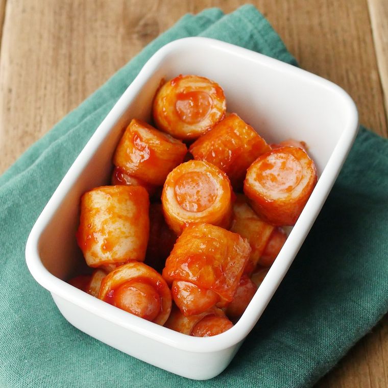 白い保存容器に盛り付けたちくわとウインナーのナポリタン炒め