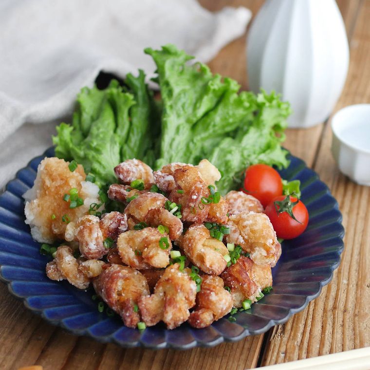 紺色の丸皿に盛り付けた結びちくわの唐揚げ