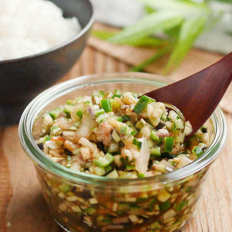 透明な保存容器に盛り付けたキムチ入り山形のだし風