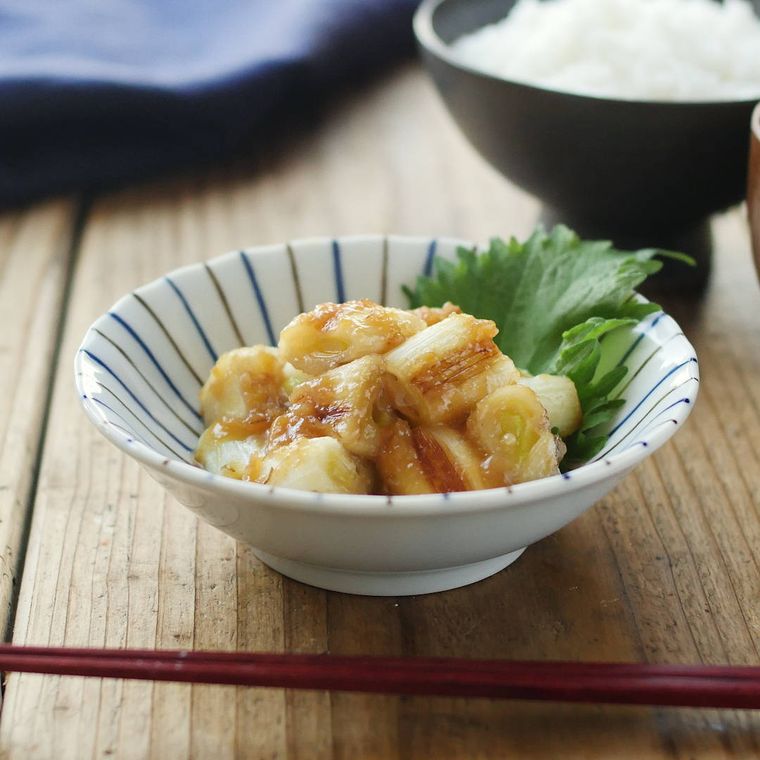 青と茶色のライン入りの白い小鉢に盛り付けたぶつ切りねぎみそ