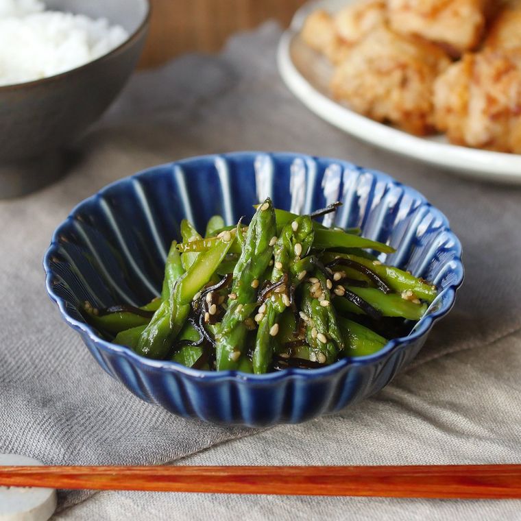 青い小鉢に盛られたアスパラの塩昆布ナムル