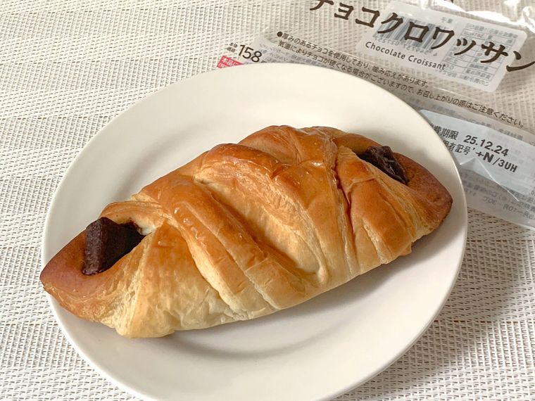 お皿にのせたローソンのパンチョコクロワッサン