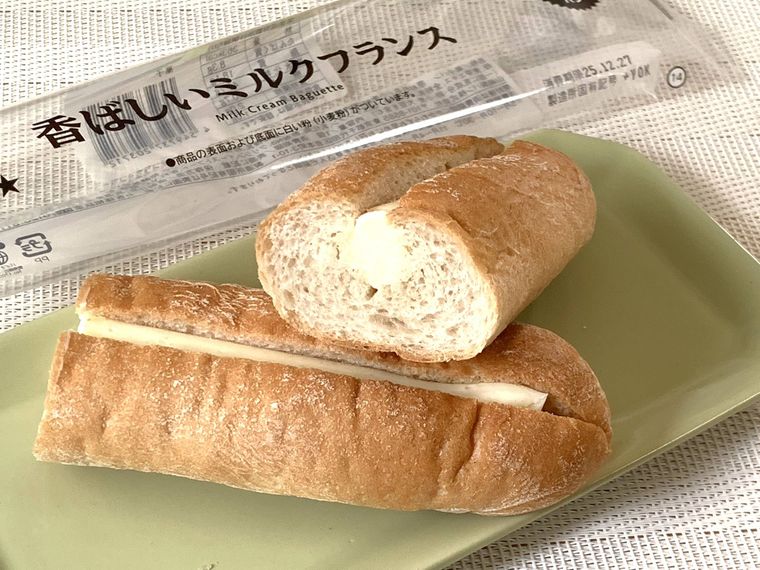 半分に切ったローソンのパン香ばしいミルクフランス