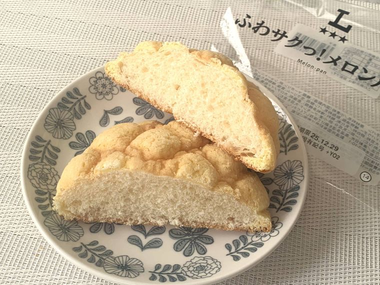 半分に切ったローソンのふわサクっメロンパン