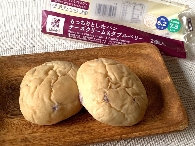 トレーにのせたローソンのパンNL もっちりとしたパン チーズクリームダブルベリー 2個入