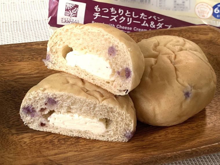 半分に切ったトレーにのせたローソンのパンNL もっちりとしたパン チーズクリームダブルベリー 2個入