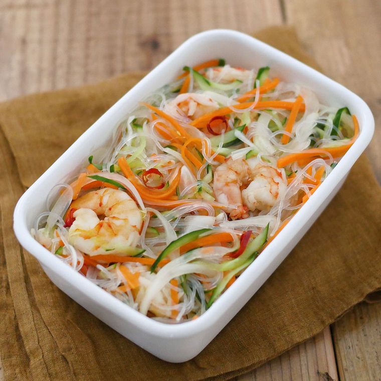保存容器に入ったえびと春雨のタイ風サラダ