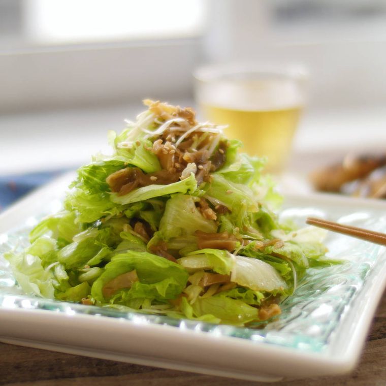 角皿に盛られたザーサイとレタスの和え物