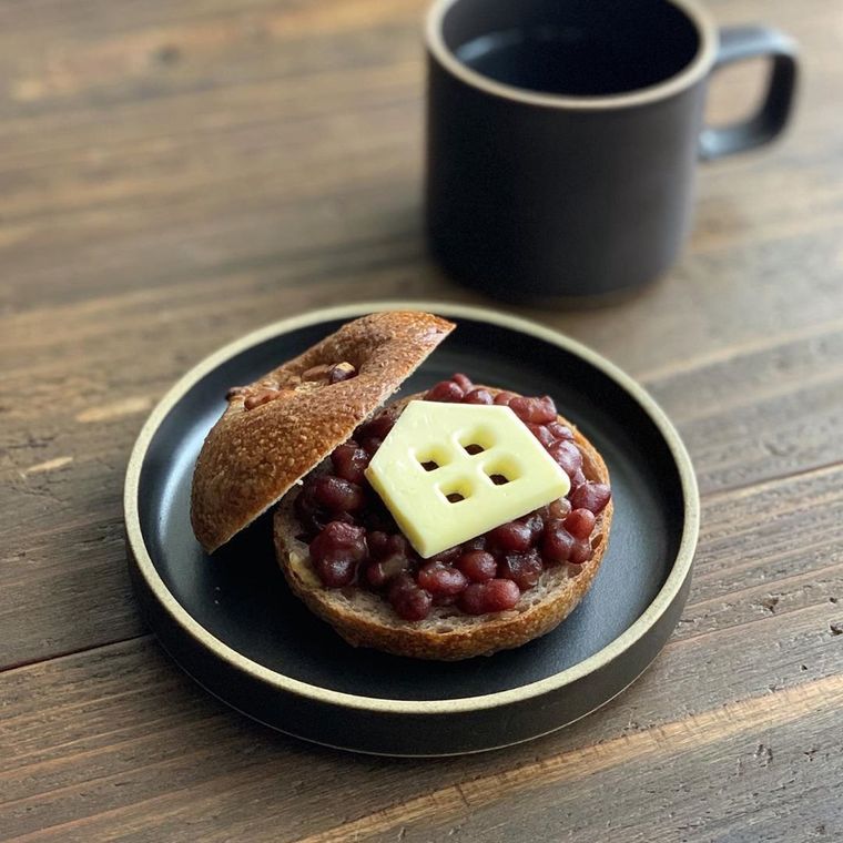 ラウンドプレートにのったくるみベーグルあんバター